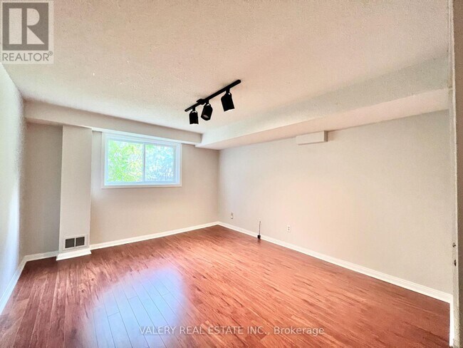 Building Photo - 66 Bonacres Ave