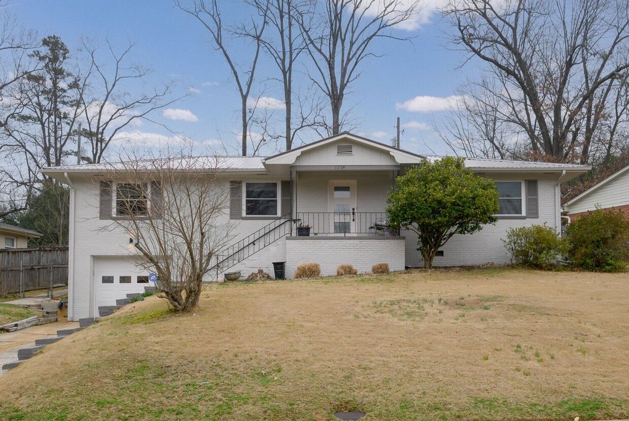 Foto principal - 3-Bed 2-Bath Home in Crestwood South