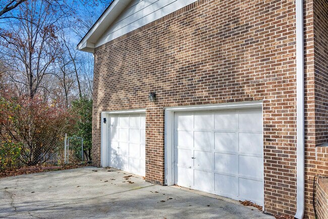 Building Photo - 313 Maple Way