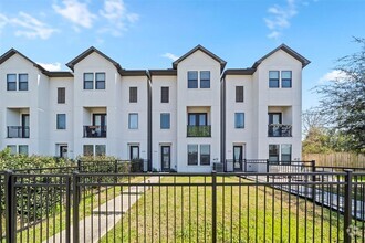 Building Photo - 1136 Wycliffe Dr