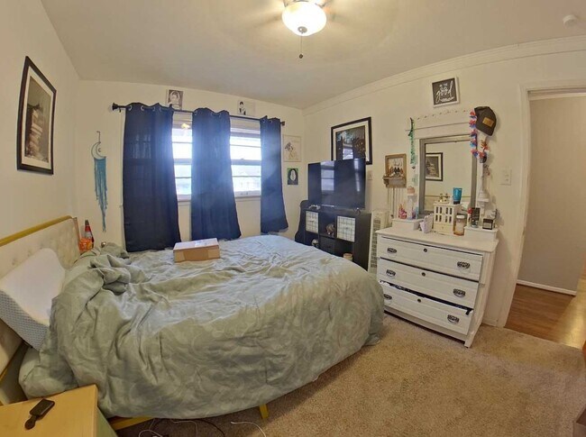 Foto del edificio - Fenced-in Yard + Washer & Dryer Included + Off-Street Parking! Available Now!