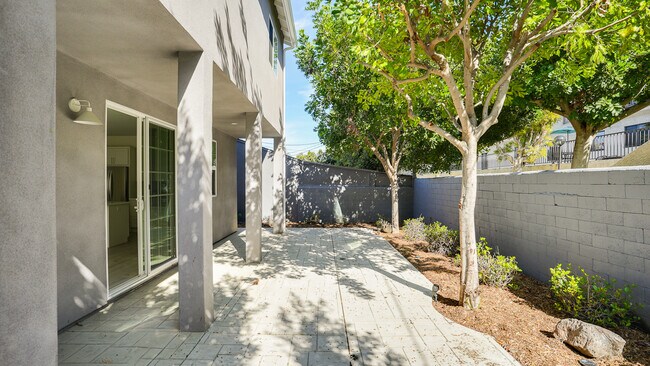 Building Photo - 3938 S Victoria Ave