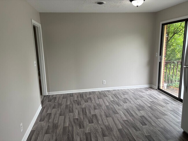 Foto del edificio - 3 bed 1 bath unit in duplex