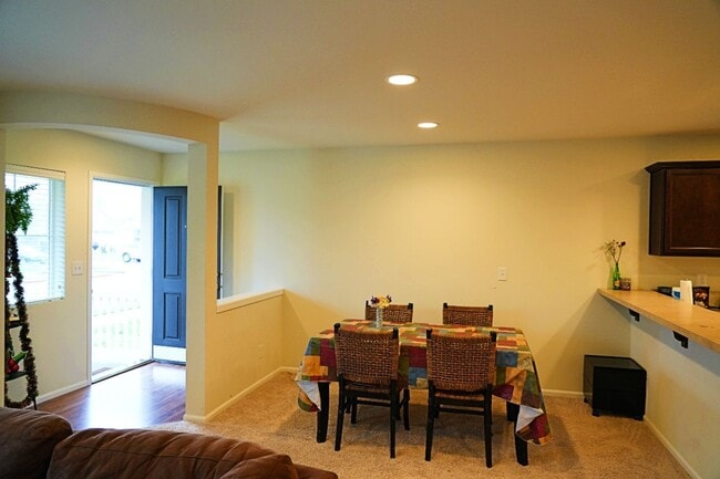 Building Photo - Lovely 3 bedroom 2.5 bath + office space i...