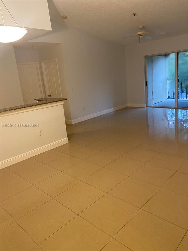 Foto del edificio - 2496 Centergate Dr