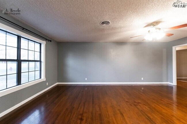 Building Photo - 501 W Texas Ave