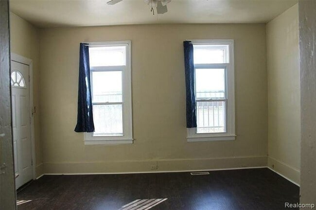 Building Photo - 1639 Lansing St