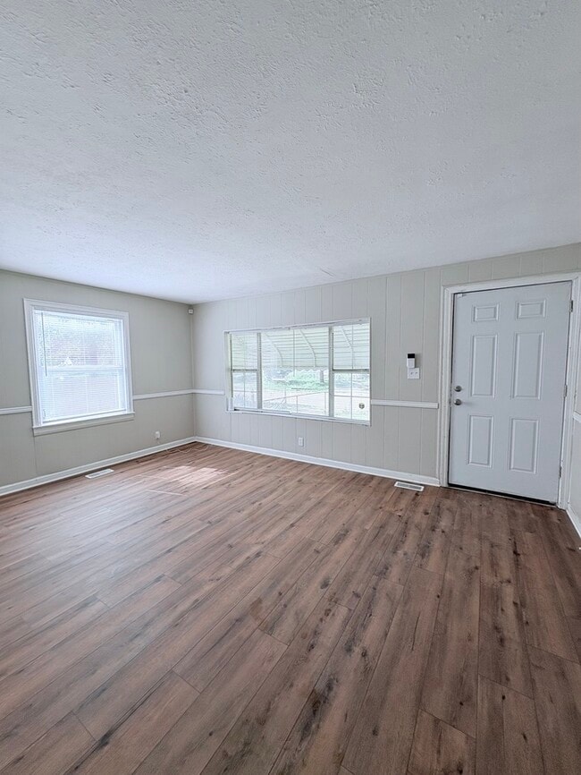 Building Photo - Available Now - 2552_RENWOOD