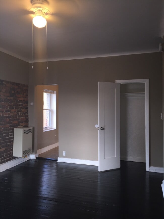 Building Photo - 1725 N Edgemont St