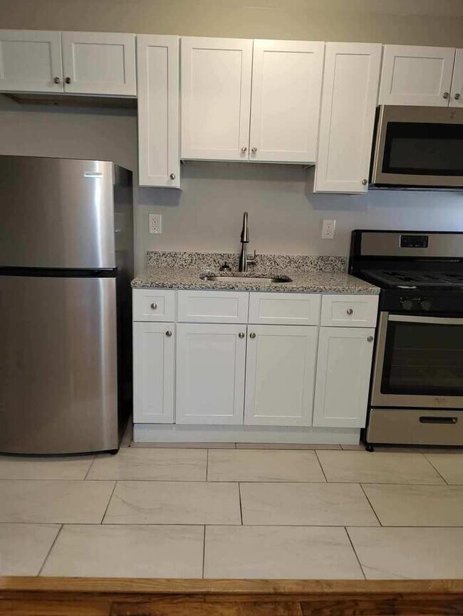 Building Photo - 2 Bedroom townhome