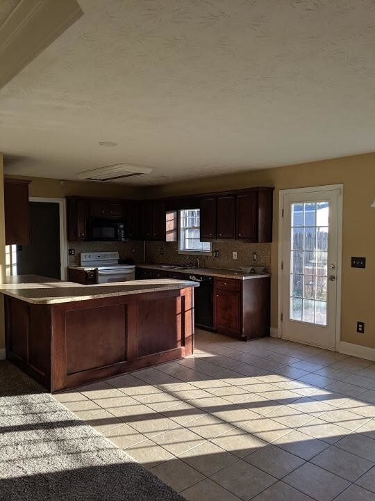 Building Photo - 512 Lee Road 206