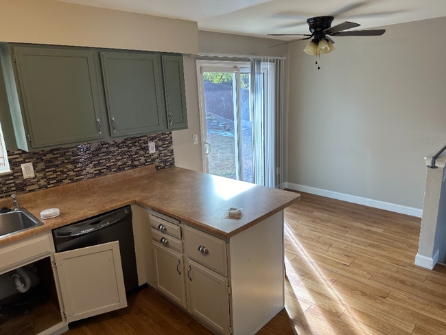 Foto del edificio - 6541 Noble St