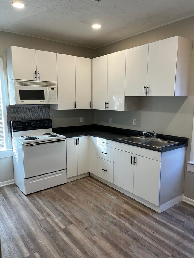 Building Photo - Three Bedroom One Bath Home