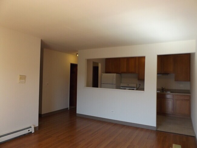 Building Photo - 710 W Huntington Commons Rd
