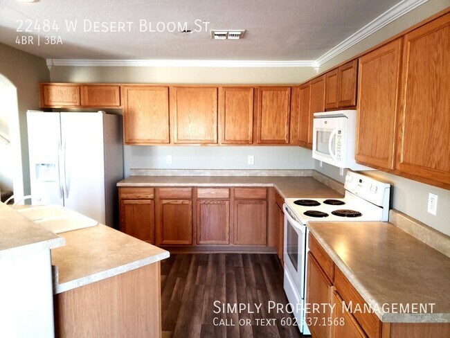 Foto del edificio - 4 Bedroom 3 Bathroom home with HUGE Backyard!