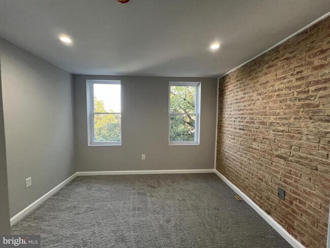 Foto del edificio - 220 N Montford Ave