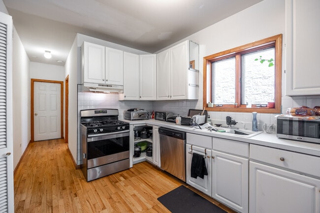Building Photo - 918 N Paulina St