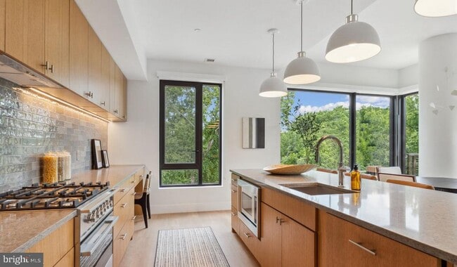 Foto del edificio - 10511 Strathmore Hall St