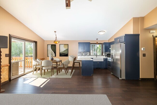 Foto del edificio - 4 Bed, 2 Ba + office and large family room!