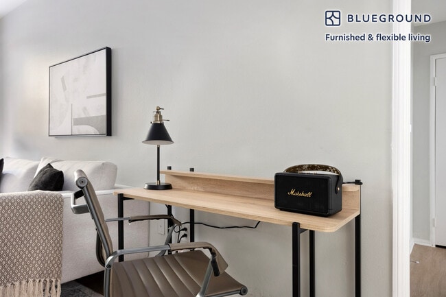 Foto del edificio - 2225 S Beverly Glen Blvd