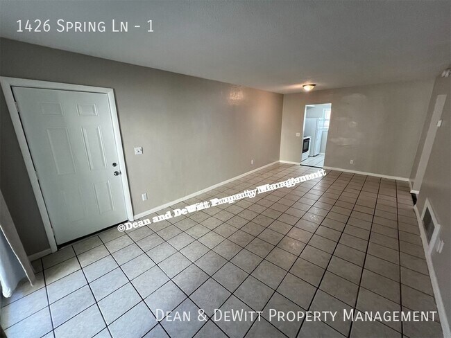 Foto del edificio - 1426 Spring Ln