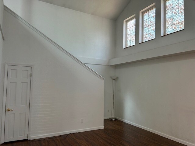 Escalera - 212 Carnahan Ave