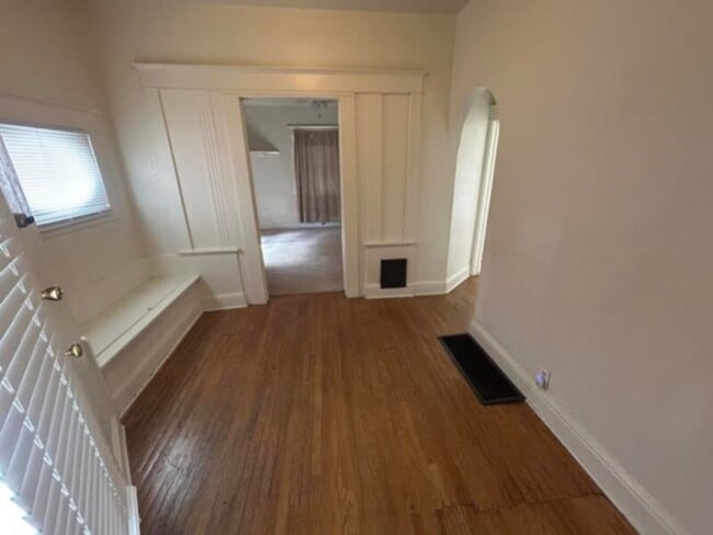 Building Photo - Downtown Living!