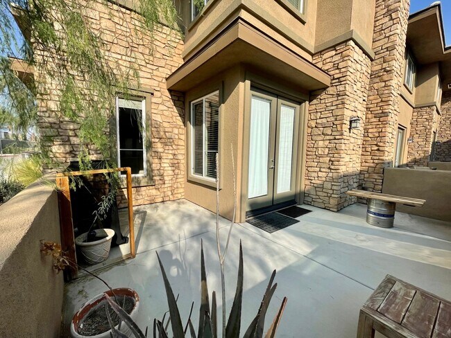 Foto del edificio - AVAILABLE NOW !!! 2 Bedroom 2 Bathroom 2 Story Condo in Palm Desert