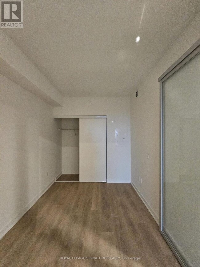 Photo du bâtiment - 1 Fairview Rd E