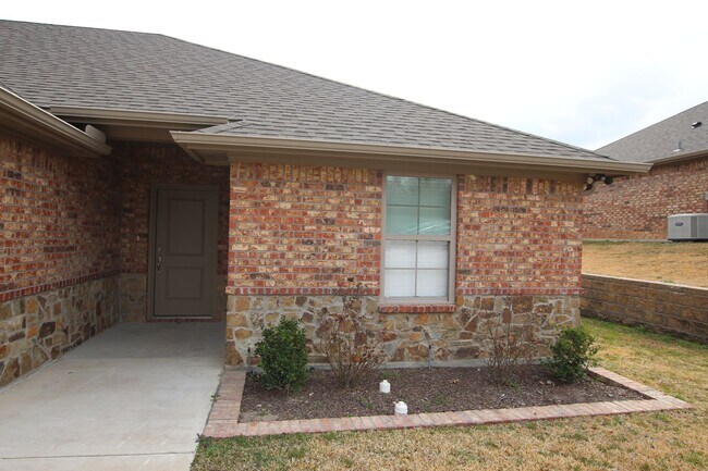 Foto del edificio - Beautiful 3 Bedroom 2 Bathroom Townhouse in South Tyler! Now offering 1/2 OFF FIRST FULL MONTHS R...