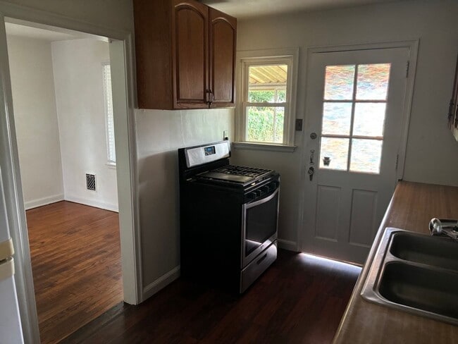 Building Photo - House for rent in York City!