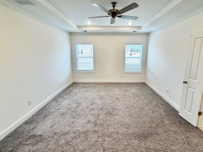 Foto del edificio - Now Leasing a Brand New 5-Bedroom 3 Bath Home in Oakland