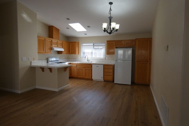 Foto del edificio - HOUSE FOR RENT