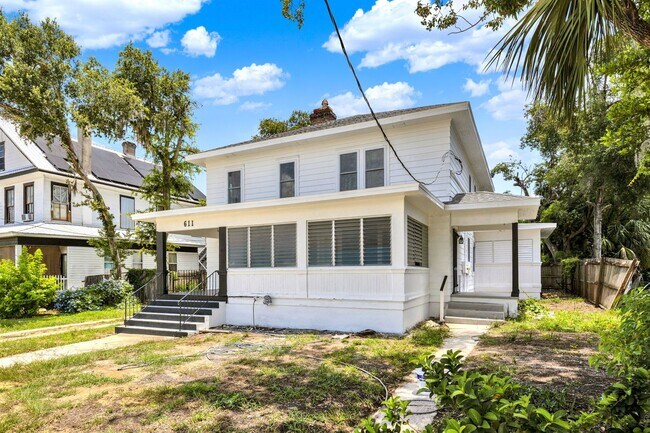 Foto del edificio - Beautifully renovated 3-bedroom, 2-bathroom upstairs apartment in the heart of historic Eustis!