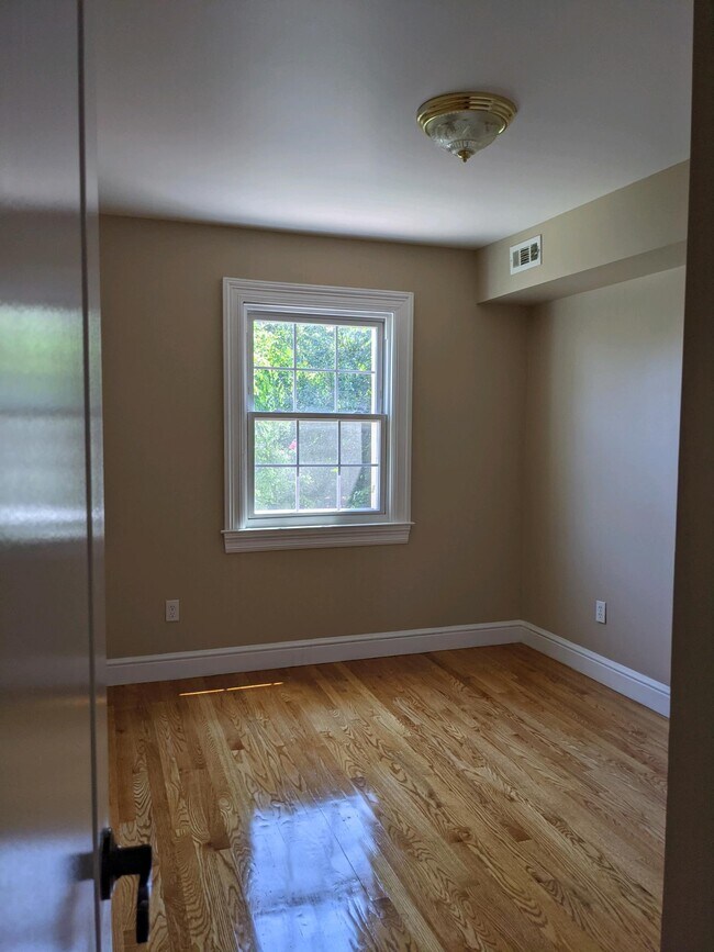 Building Photo - 44 Briggs Ave