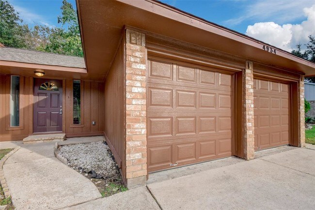 Building Photo - 4934 Pine Cliff Dr