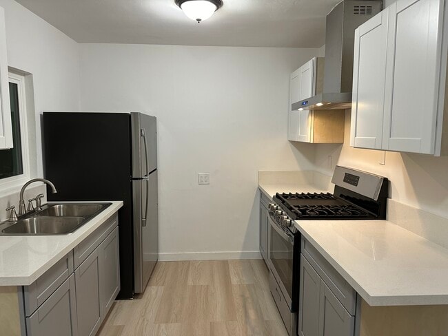 Kitchen - 735 N Madison Ave