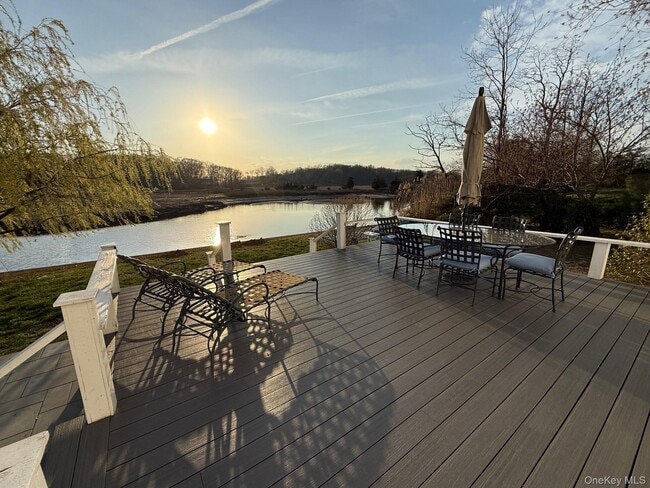 Foto del edificio - 329 Centre Island Rd