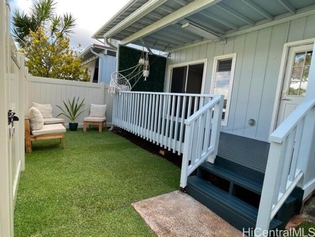 Building Photo - Split level townhome in Aiea! PET FRIENDLY!