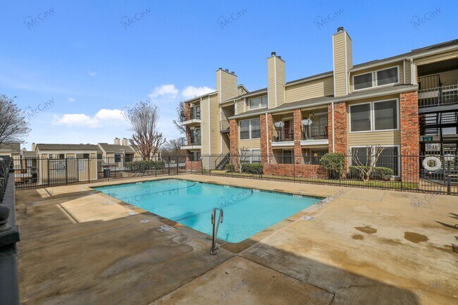 Foto del edificio - On-site pool, lake, all covered parking, q...