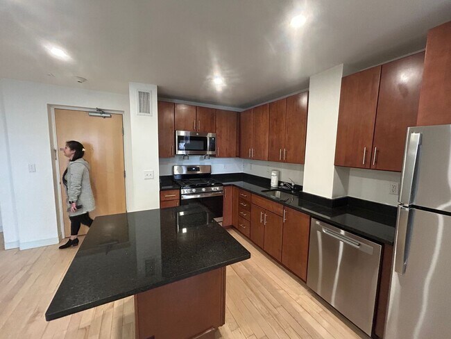 Building Photo - 10 Camelot Ct