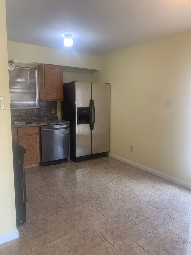 Building Photo - 2829 S Sea Dr