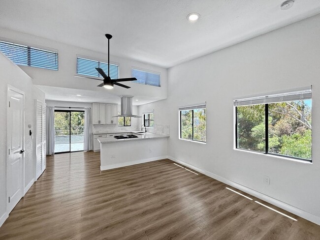 Building Photo - Charming & Spacious 2BD/2.5BA House in Nor...