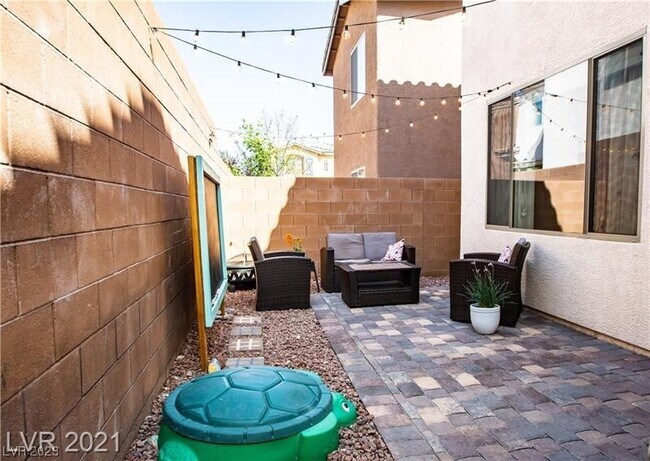 Foto del edificio - 10414 Lilac Square Ave