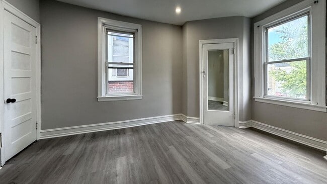 Building Photo - Move-In Ready 3BR Philly Rowhome with Modern Finishes
