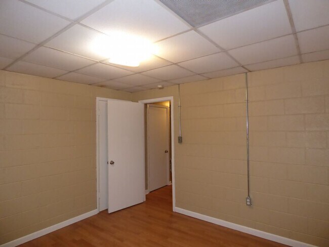 Building Photo - 8 Anderson St - Unit B - Available Now