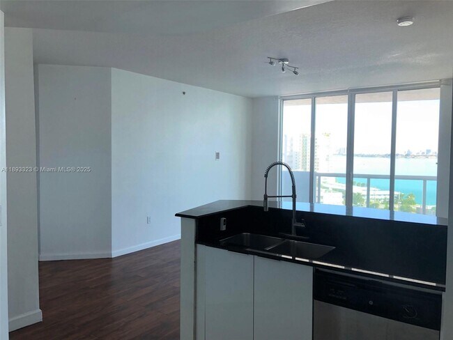 Foto del edificio - 7900 Harbor Island Dr