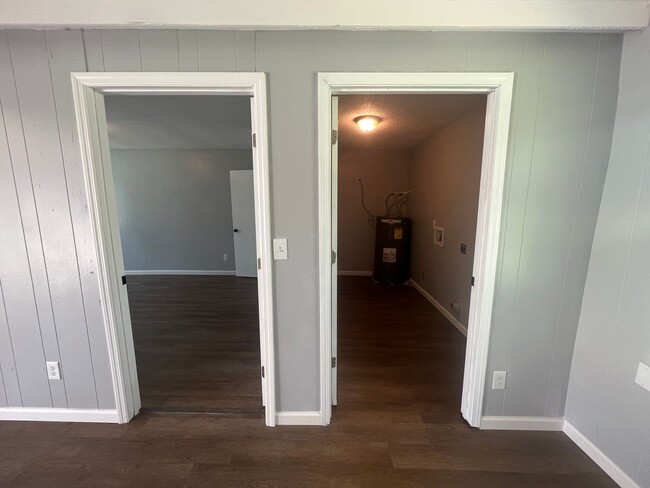 Building Photo - 4 bedroom 1 bathroom home in University Manor