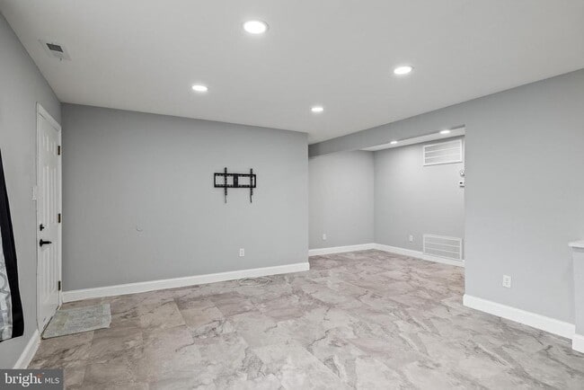 Building Photo - 26 Knoll Dr