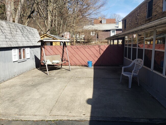 Building Photo - 3 bedroom town house in West Mayfield